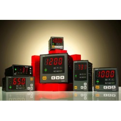 TC4SP-14R temp.reguliatorius Pt100 400'C