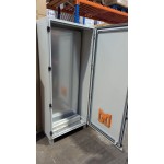 1800x800x400 skydas metalinis IP65 suMP su cokoliu